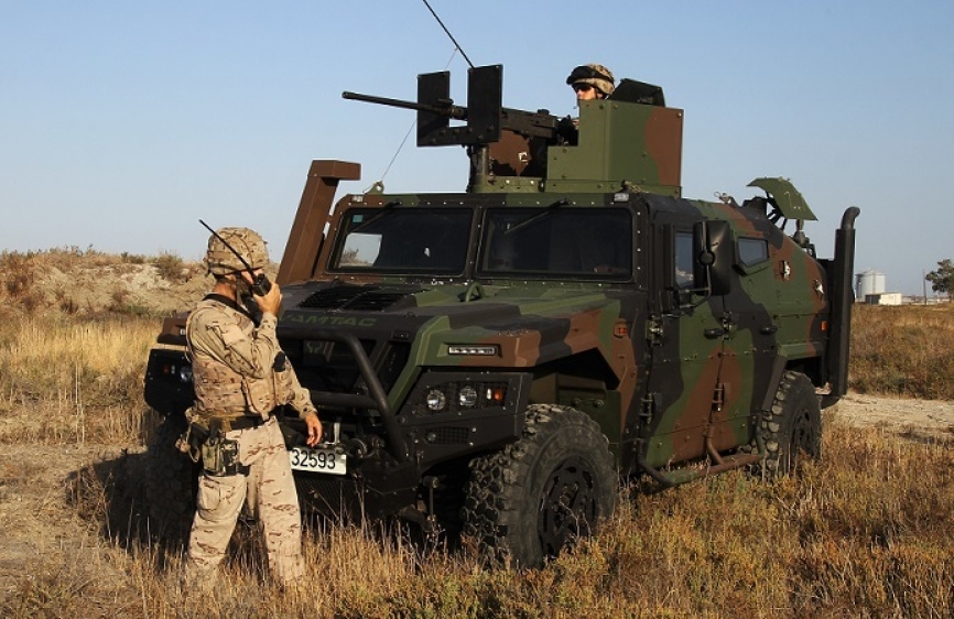 Los VAMTAC facilitan la alta movilidad del TEAR, aquí la versión dotada con una torre en la que lleva montada una ametralladora Browning M2 de 12,70 mm.