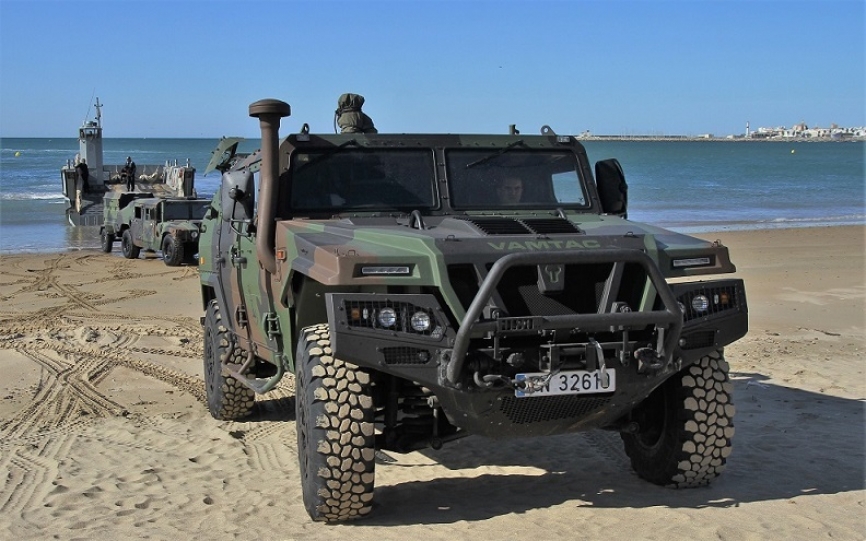 Los VAMTAC son un eficaz medio anfibio gracias a su adaptación de VSP, detrás se ve uno de los 4x4 “Hummer” a los que sustituyen.