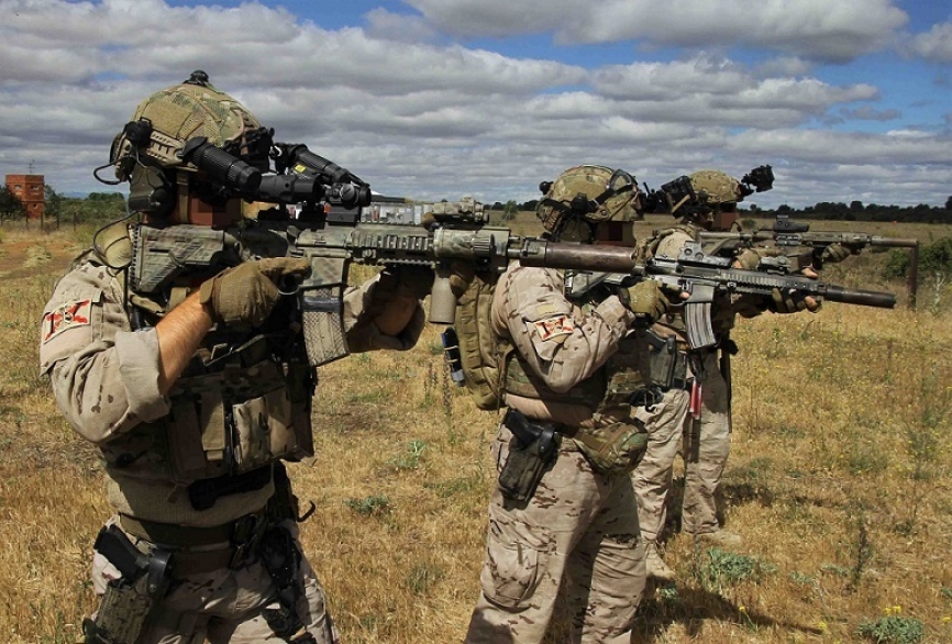 El más moderno fusil de asalto usado por las Fuerzas Armadas españolas es el Heckler & Koch HK-416 de 5,56 mm, que sólo ha sido adquirido por la Armada para su FGNE. (foto: Julio Maíz/defensa.com)