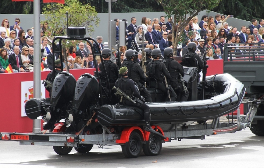 Durante el desfile del pasado día 12 de octubre vimos pasar una lancha semirrígida Zodiac MILPRO ocupada por 9 profesionales de la FGNE, armados con pistolas, escopetas, subfusiles, fusiles de asalto y rifles de precisión. (foto: Julio Maíz/defensa.com)