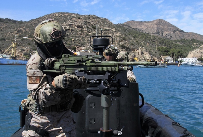 Este miembro de la FGNE empuña una ametralladora FN la Minimi de 7,62 mm montada en un mástil y soporte instalado en una lancha semirrígida. (foto: Julio Maíz/defensa.com)