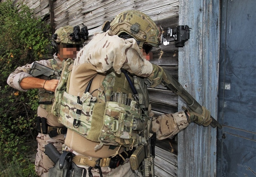 Un clásico de la lucha en espacios confinados o CQB (Close Quarters Combat), como serían las zonas urbanas y los barcos sospechosos, la escopeta Remington 870. (foto: Julio Maíz/defensa.com)