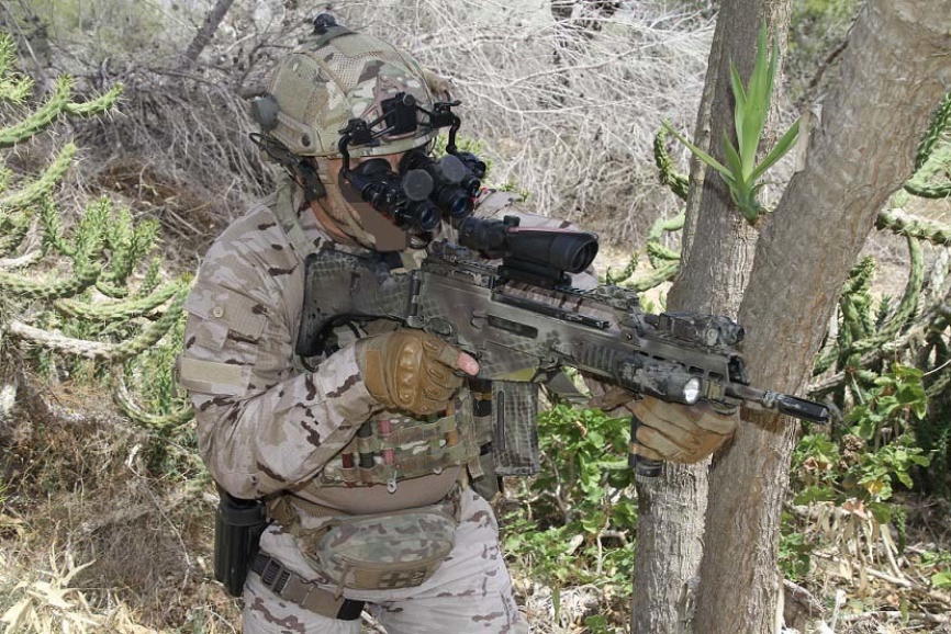 Un miembro de la FGNE empuña un HK G-36 provisto de un visor Trijicon ACOG. (foto: Julio Maíz/defensa.com)