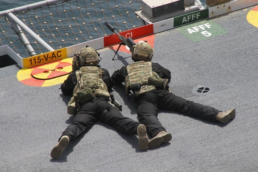 Un equipo de tiradores de élite de la FGNE con su fusil de precisión AXMC (AX Multi Calibre) de .338, de la firma británica Accuracy International (AI), en la semirigida vista en el desfile uno de los operadores llevaba uno de éstos. (foto: Julio Maíz/defensa.com)
