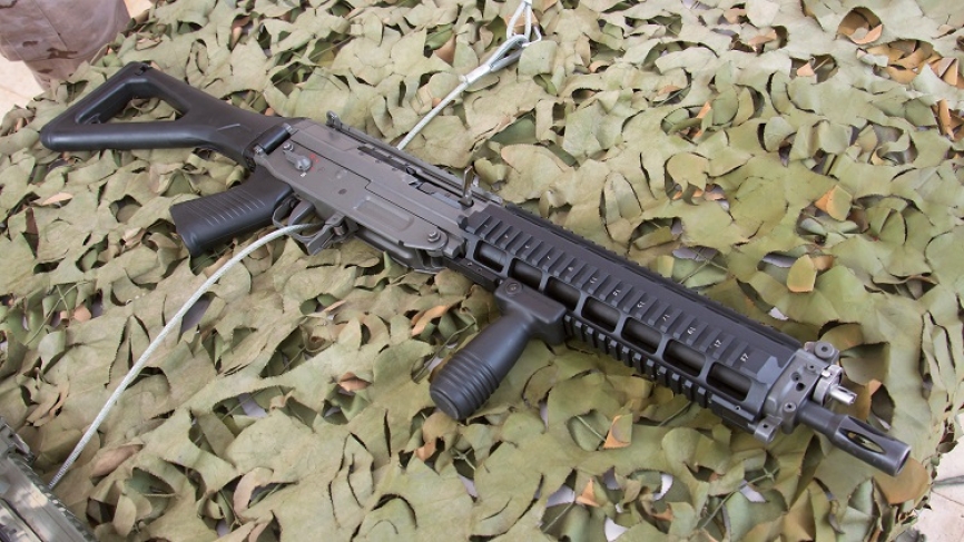 Un curioso fusil de asalto suizo SIG Sauer 553 visto en la exposición de Cartagena, que fue probado por la FGNE, seguramente procederá del lote intervenido en 2016 en la Aduana de Algeciras. (foto: José Damián González)