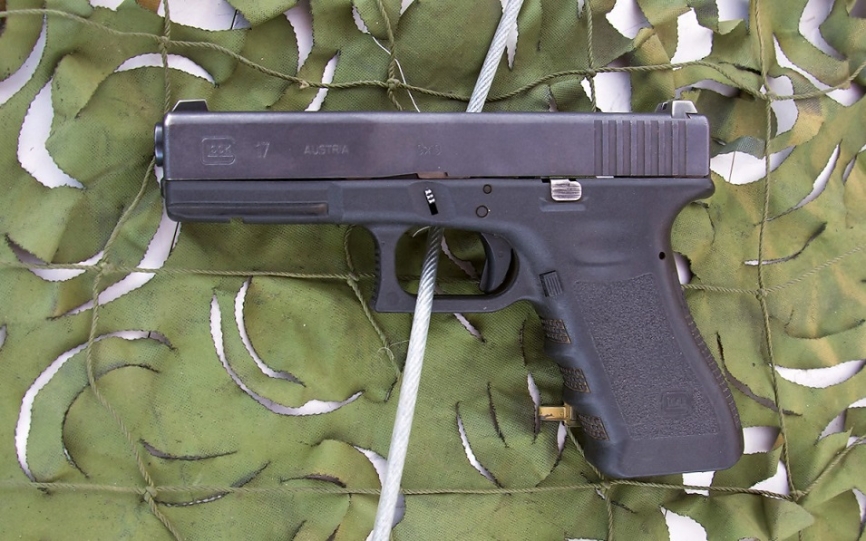 Durante el desfile los participantes llevaban pistolas austriacas Glock-17 de 9 mm, en la exposición de Cartagena también se mostró una. (foto: José Damián González)