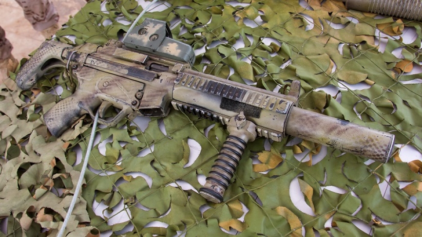 El veterano pero eficaz subfusil HK MP5 dotado de un supresor de sonido y una mira holográfica norteamericana EOtech. (foto: José Damián González)