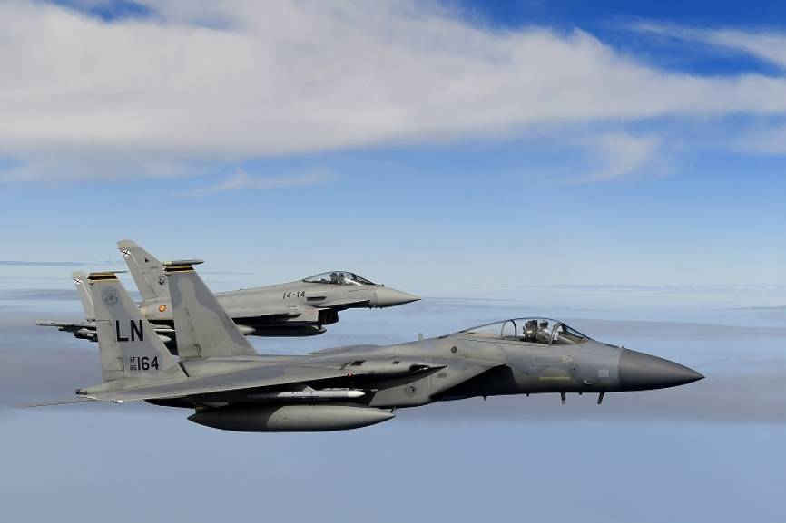 Uno de los F-15C del 493 FS (Fighter Squadron), los denominados "Grim Reapers" (La muerte parca), justo detrás se observa un Eurofighter del Ala 14.