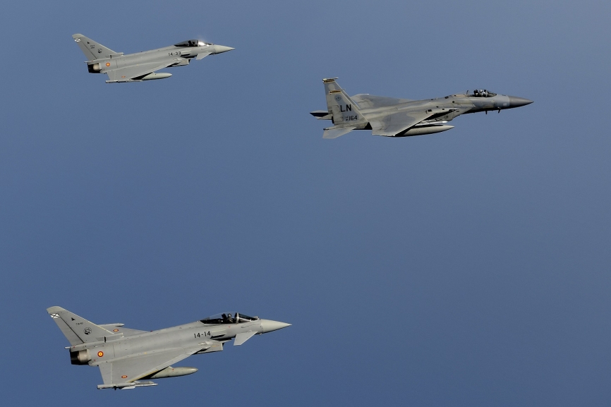 Formación de un F-15C y dos Eurofighter del Ala 14 del Ejército del Aire.