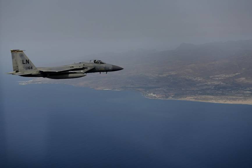 Un F-15C se acerca a la isla de Gran Canaria, para aterrizar en la base aérea de Gando, que ha sido epicentro del “Ocean Sky 2019”.