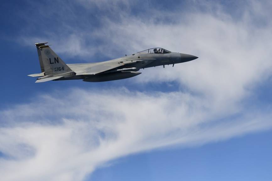 Desde la base aérea de RAF (Royal Air Force)-Lakenheath, sita en Inglaterra, la USAFE desplazó once F-15C (en la imagen) y un biplaza F-15D desde el que se realizaron las fotos.