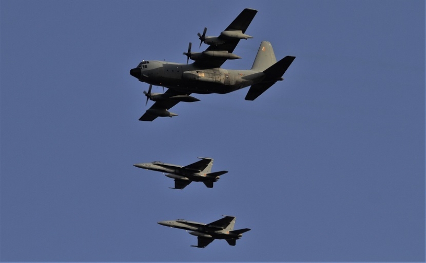 Uno de los KC-130H “Hércules” del Ala 31, en formación con dos EF-18M, realizando un inicial sobre la vertical de la base aérea de Gando. (foto: Julio Maíz/defensa.com)