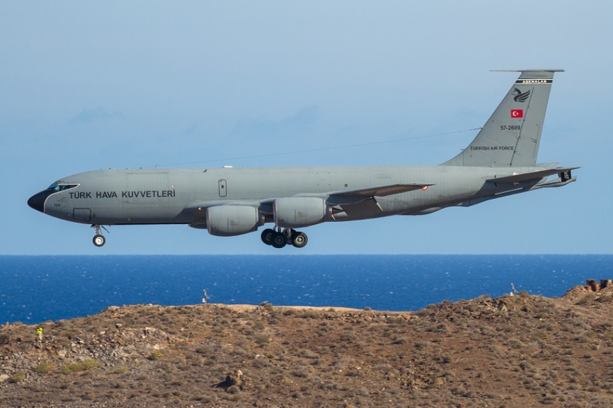 Para facilitar el repliegue de sus tres F-16C/D, la Fuerza Aérea turca envío a Gando uno de sus siete KC-135R que posibilitan el reabastecimiento en vuelo. (foto: Antonio Rodriguez Santana).