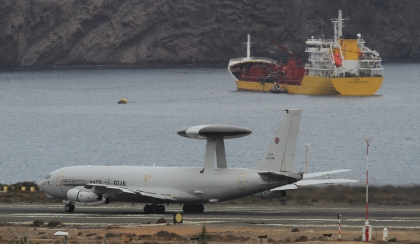 El otro AWACS de la OTAN aterrizando en la base aérea de Gando. (foto: Julio Maíz/defensa.com)