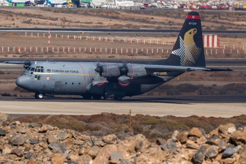La Fuerza Aérea de Turquía ha usado para facilitar el repliegue uno de sus C-130E “Hércules”, en concreto el que lleva la decoración de apoyo al F-16 de exhibición “Solo Turk”. (foto: Antonio Rodriguez Santana).