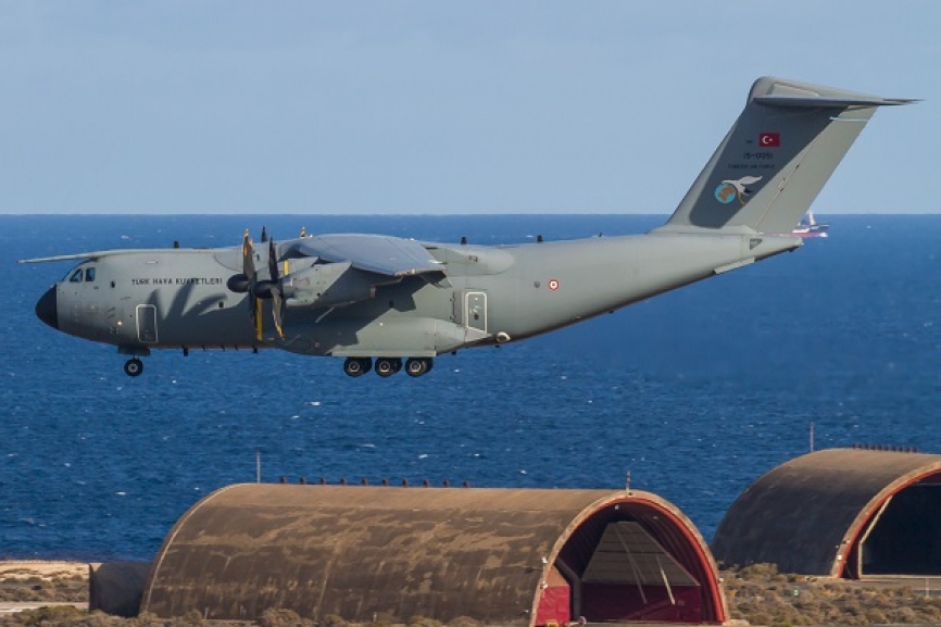 Otro A400M más aterrizando en Gando, en este caso de la Fuerza Aérea de Turquía. (foto: Antonio Rodriguez Santana)