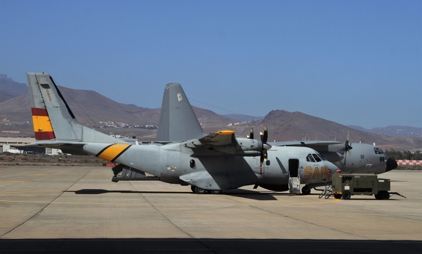 En primer plano un Airbus DS CN235 VIGMA (Vigilancia Marítima) o D.4 del 802 Escuadrón, que asegura la capacidad SAR en Canarias, detrás se ve un KC-130H del Ala 31. (foto: Julio Maíz/defensa.com)