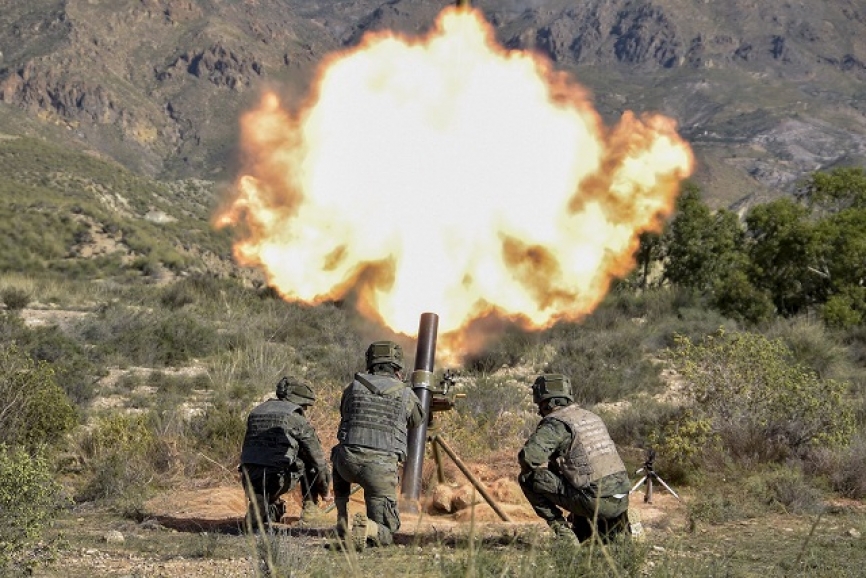 También los legionarios han realizado fuego con sus morteros de 120 mm desde el suelo.