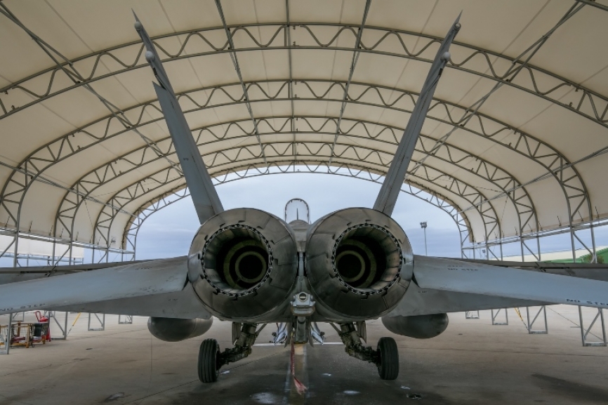 Sus dos potentes motores Turbofan de General Electric le confieren la potencia necesaria para llevar una carga bélica de hasta 25400Kg pudiendo integrar armamento de última generación.