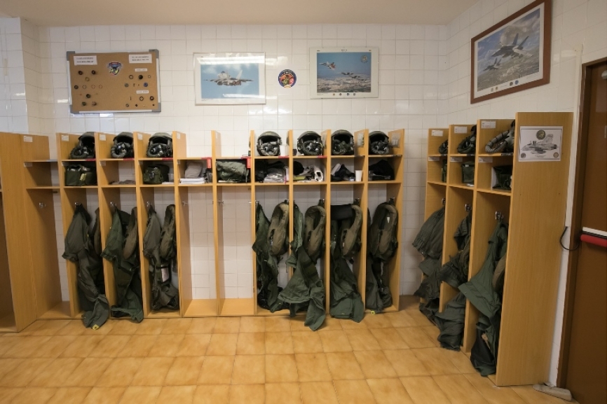 Aquí podemos ver la sala de los trajes de vuelo del ALA.