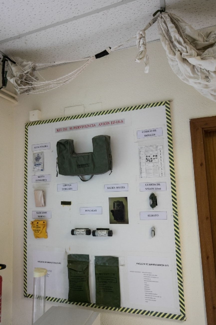 A todas estas equipaciones habría que sumar trajes secos (en caso de misiones sobre el mar) o el arma individual para misiones en zonas hostiles entre otros.