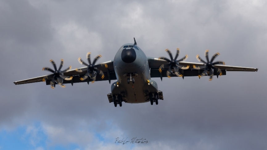 Entre el avión de pruebas (Grizzly) y el avión de serie (Atlas), hay diferencias de peso debido a los equipos que porta, por lo tanto los datos finales cambian.