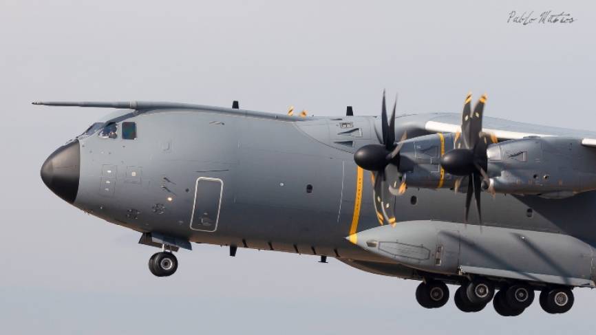 No es la primera vez que está aquí, en el 2011 otro Airbus A400M-180 Grizzly con matrícula EC-402, realizó pruebas de comportamiento y respuesta del aparato en operaciones de aterrizaje y despegue a elevada altitud con técnicos de Airbus de Sevilla y Toulouse.
