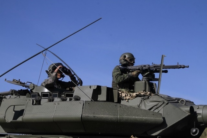Dos profesionales del “Sagunto” vigilan el campo de batalla desde la torre de su “Centauro”, se aprecia la ametralladora MG3 de 7,62 mm y la barra corta cables.