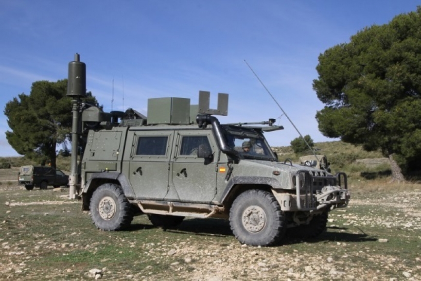 Durante las maniobras la caballería de la BRIPAC fue apoyada por los medios del Regimiento de Guerra Electrónica 31, como este Iveco “Lince” equipado con medios de Electronic Warafare (EW).