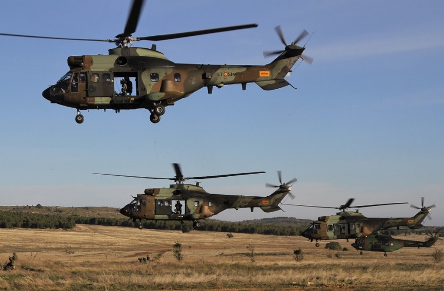 Los helicópteros de transporte táctico despegando tras dejar los paracas de la “Ortiz de Zarate”, en primer plano un AS332, los dos siguientes son los AS532, el de más al fondo es in SA330 “Puma” del ALAT francés.