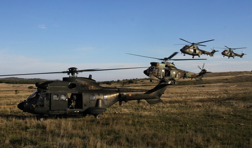 La formación de helicópteros de maniobra de la AATA, en fase de aterrizaje para desembarcar a los paracas.