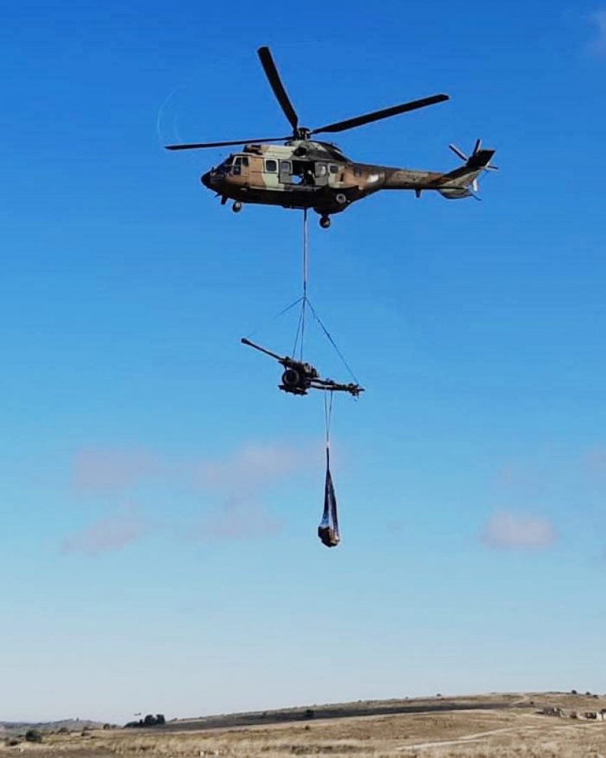 Los helicópteros de las FAMET además de personal de la BRIPAC, también trasladaron su material como este obús “Light Gun” L118. (foto: BRIPAC)