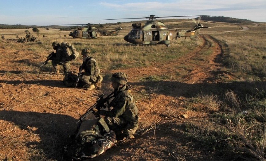 Miembros de la BRIPAC desplegados frente a los helicópteros que los ha trasladado a la zona de desembarco aéreo
