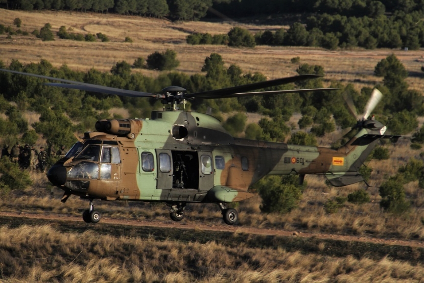 Uno de los Airbus Helicopters AS532 “Cougar” volando sobre el CENAD de Chinchilla.