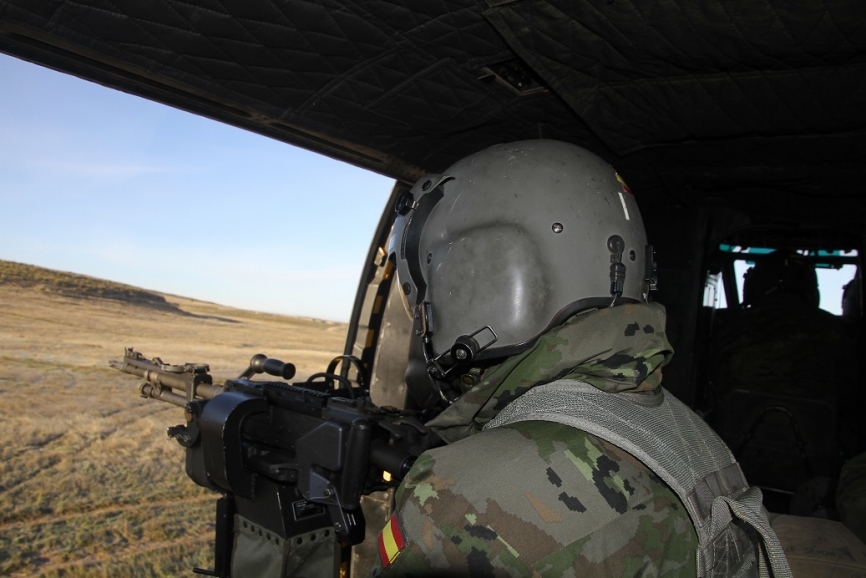 Durante el vuelo el personal de FAMET vigila con sus ametralladoras FN MAG 7,62 mm una posible reacción del “enemigo”.