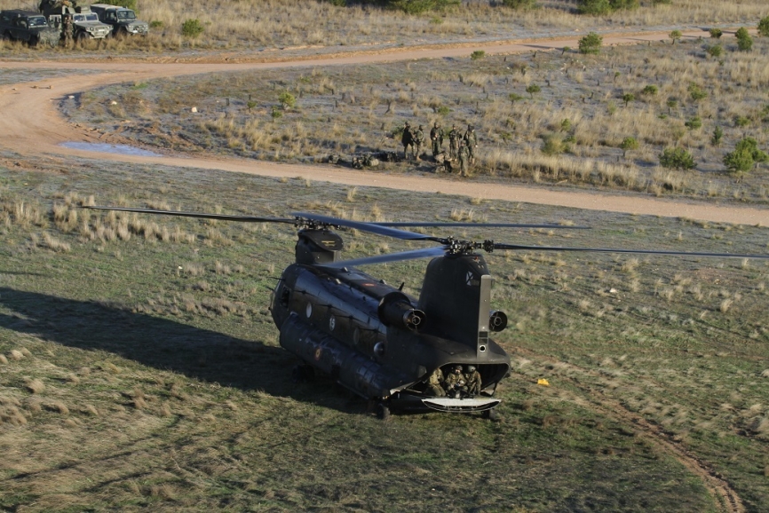 También los eternos CH-47D “Chinook” de las FAMET participaron en las continuas operaciones de transporte aéreo táctico.