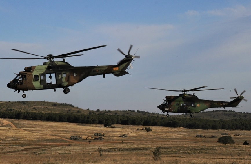 Un moderno AS532 “Cougar” de las FAMET (izquierda) seguido de un veterano SA330 “Puma” del ALAT (Aviation Légère de l