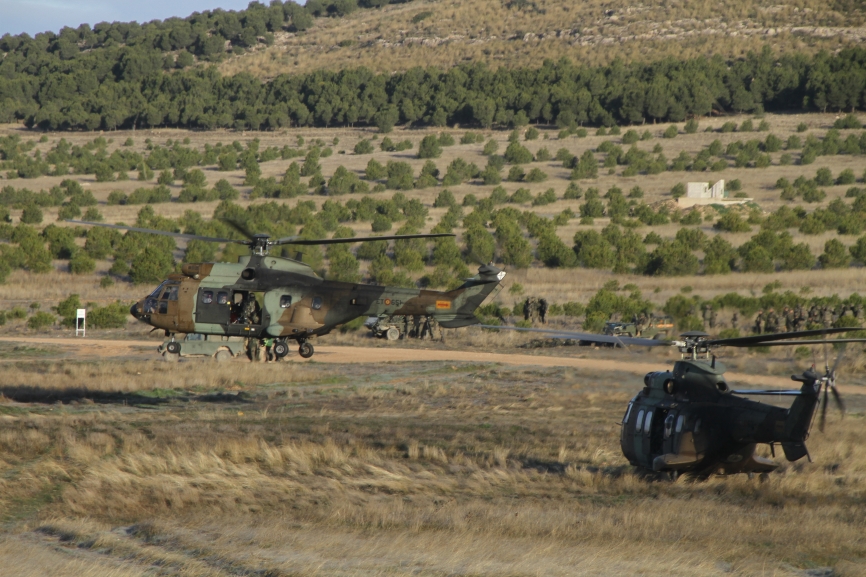 Helicópteros de las FAMET despegando desde la zona de concentración de la fuerza, detrás se ve un grupo de “paracas” listo para embarcar en otra de las olas.