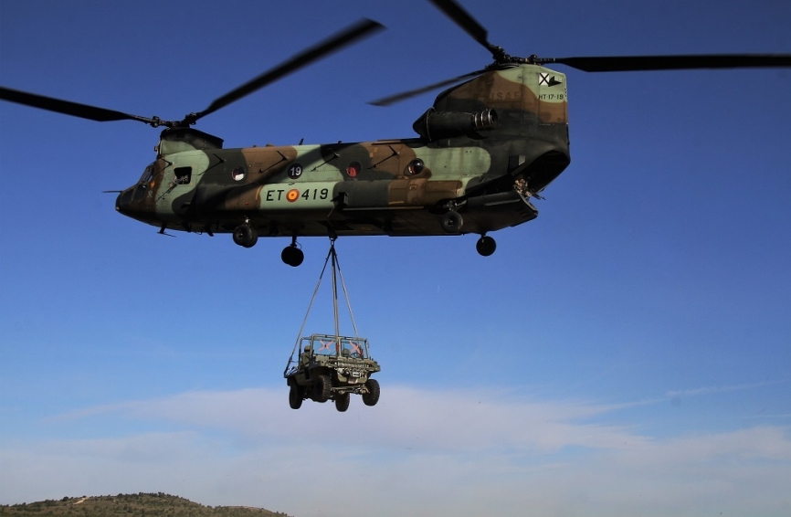 Un “Chinook” trasladando un versátil VEA (Vehículos Especiales Aerolanzables) Einsa “Falcata”.