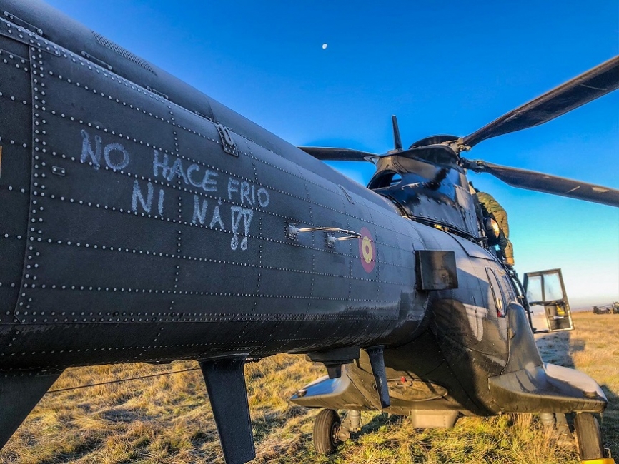 Durante las maniobras Toro 2019 las temperaturas en el CENAD de Chinchilla fueron muy frías, como atestigua esta inscripción con tiza en el puro de este “Super Puma” de FAMET (foto: Fuerza Terrestre)