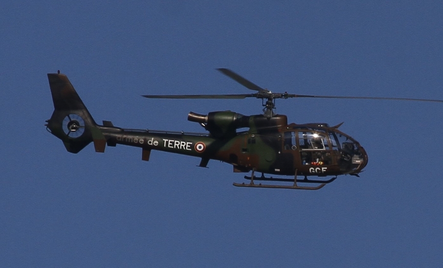El otro medio del ALAT presente, un Aérospatiale SA342M Gazelle que realizó misiones de escolta y apoyo de fuego a los helicópteros de transporte táctico.