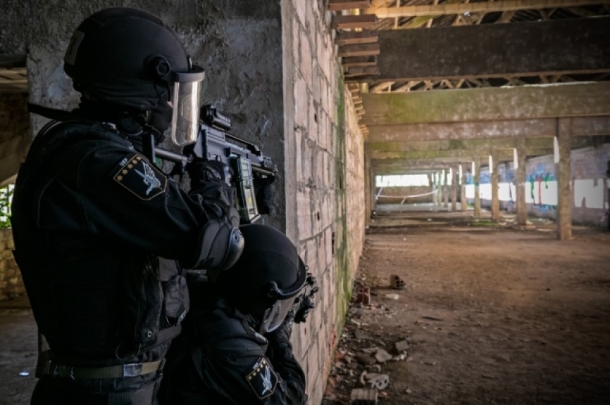 Desgraciadamente y antes de que el grupo pudiese asaltar la residencia,uno de los terroristas accionó accidentalmente un explosivo con el resultado de 5 terroristas muertos y 2 víctimas mas(la esposa del embajador y un policia)