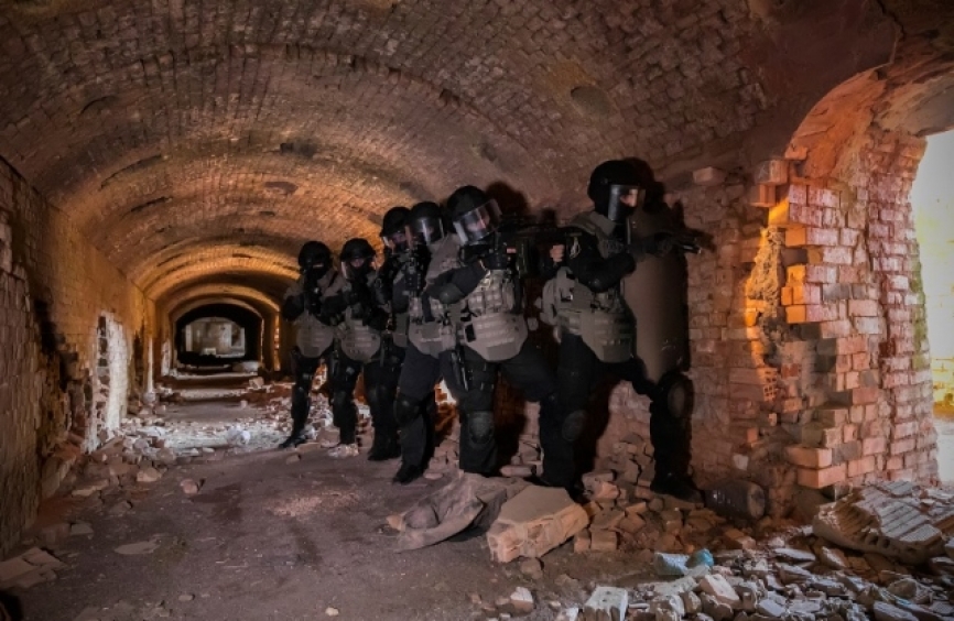 En esta operación, uno de los atracadores fue neutralizado por un tirador de élite con un disparo en el corazón y el otro herido con un impacto en la mandíbula.En esta operación todos los rehenes fueron rescatados sanos y salvos