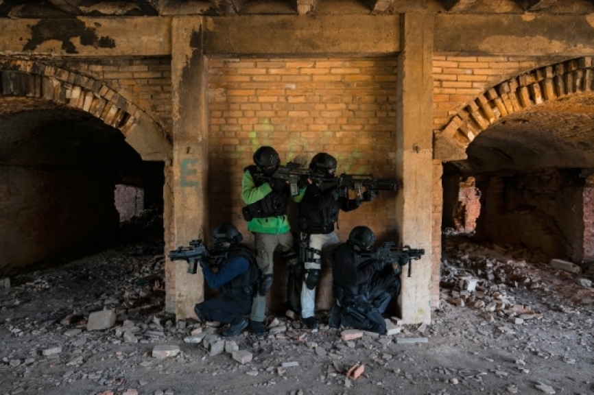 Los entrenamientos con unidades como la Delta Force de EEUU, GSG Alemán o la UEI de la Guardia Civil ya son indicador del nivel que posee.