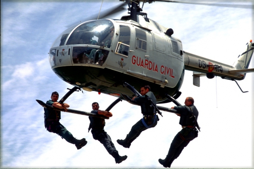 Imagen de hace unos años durante una práctica con un aparato Bö-105 en el que se observa a 4 guardias civiles colgados de los patines