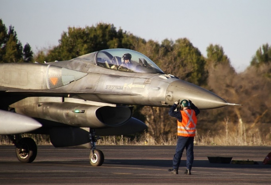 Un mecánico de línea griego dirige al piloto del F-16C, que acaba de llegar de una misión