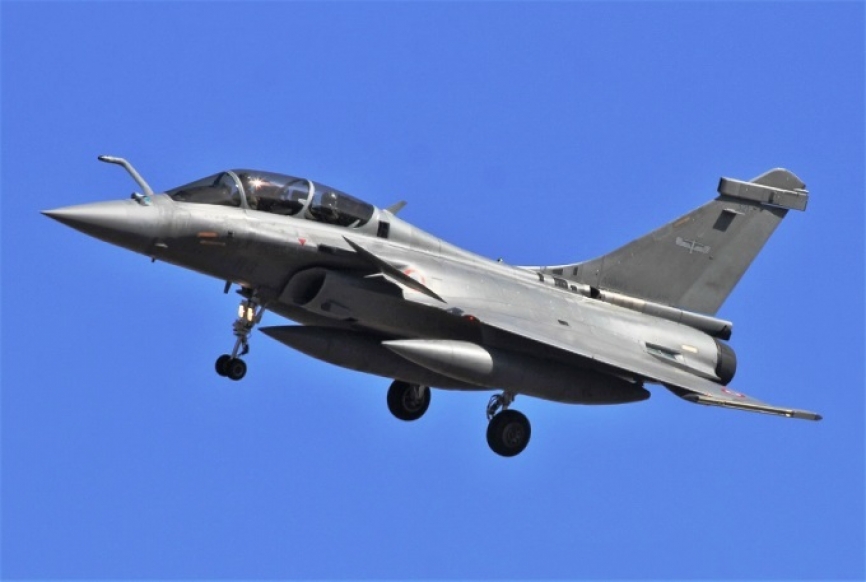 Uno de los Dassault “Rafale” B franceses en la fase final de aterrizaje en la base aérea de Albacete