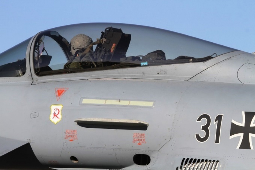 Los pilotos de los Eurofighter alemanes están equipados con sus cascos HMSS (Helmet Mounted Symbology System).