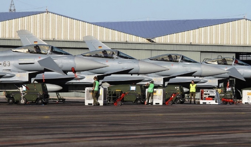 Línea de Eurofighter de la Luftwaffe en la plataforma de la base aérea de Albacete, tras finalizar la misión del día.