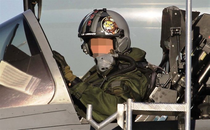 Este piloto francés del Escuadrón 3/30 “Lorraine” lleva una preciosa decoración tigre en su casco, que atestigua que la unidad pertenece al club “Tiger”, que organiza los ejercicios NTM (NATO Tiger Meet).